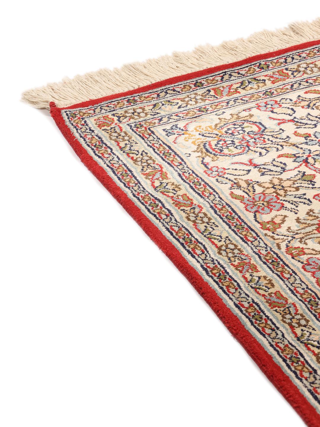 Kashmir Pure Silk håndknyttet tæppe fra Indien med et rødt og beige blomsterdesign