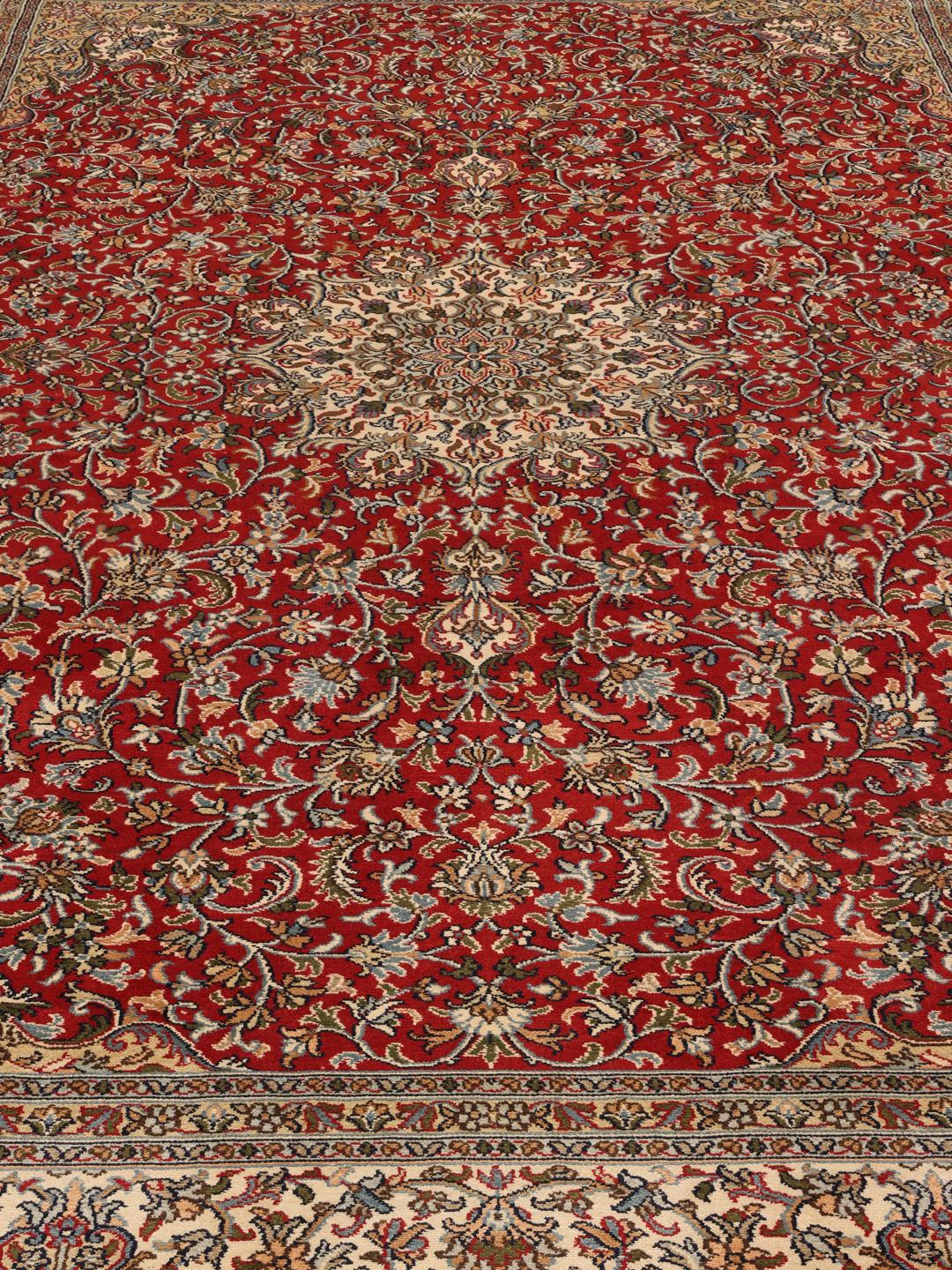 Kashmir Pure Silk håndknyttet tæppe fra Indien med et rødt og beige blomsterdesign