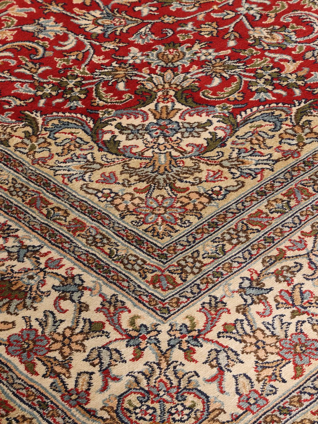 Kashmir Pure Silk håndknyttet tæppe fra Indien med et rødt og beige blomsterdesign