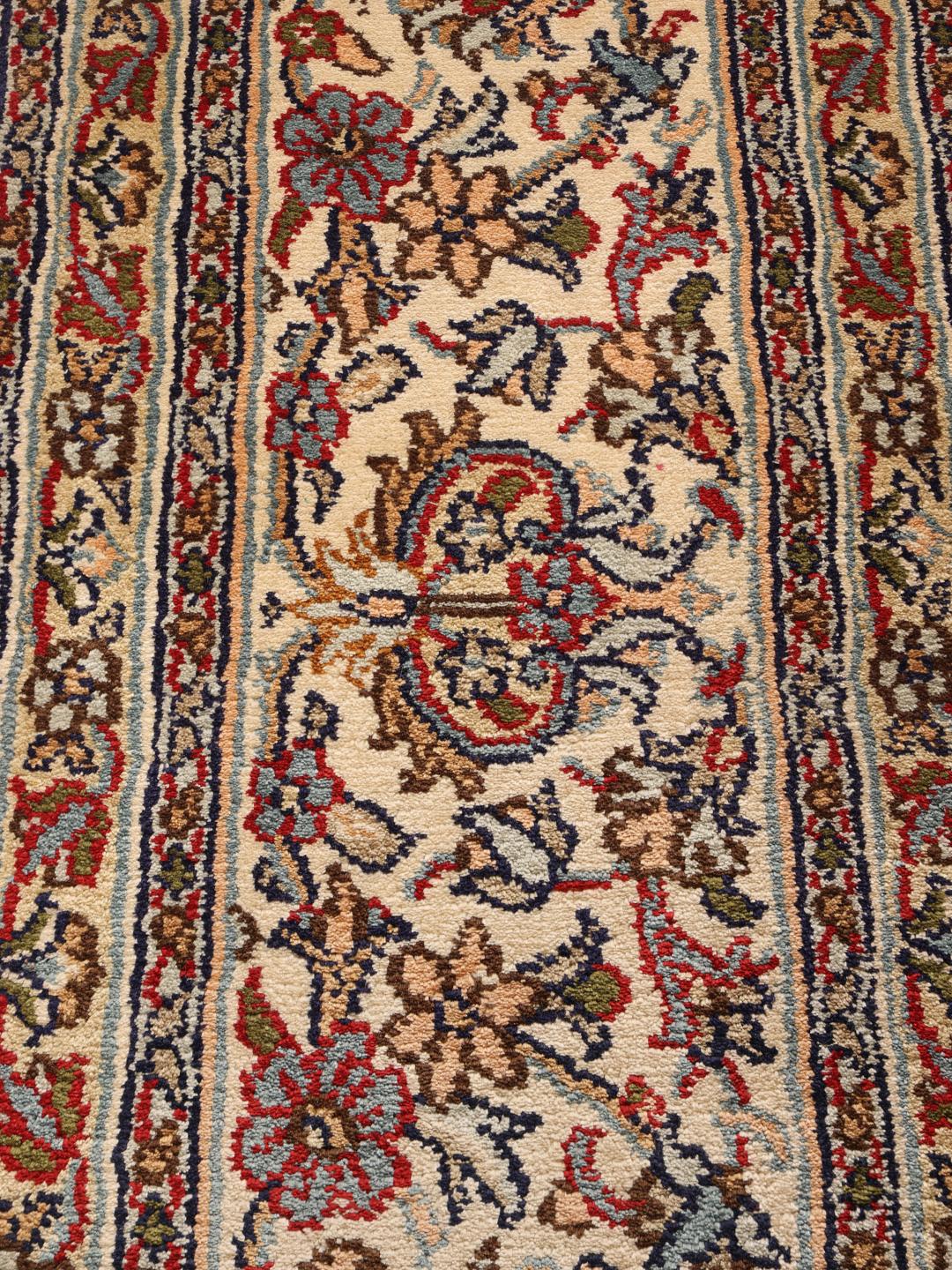 Kashmir Pure Silk håndknyttet tæppe fra Indien med et rødt og beige blomsterdesign