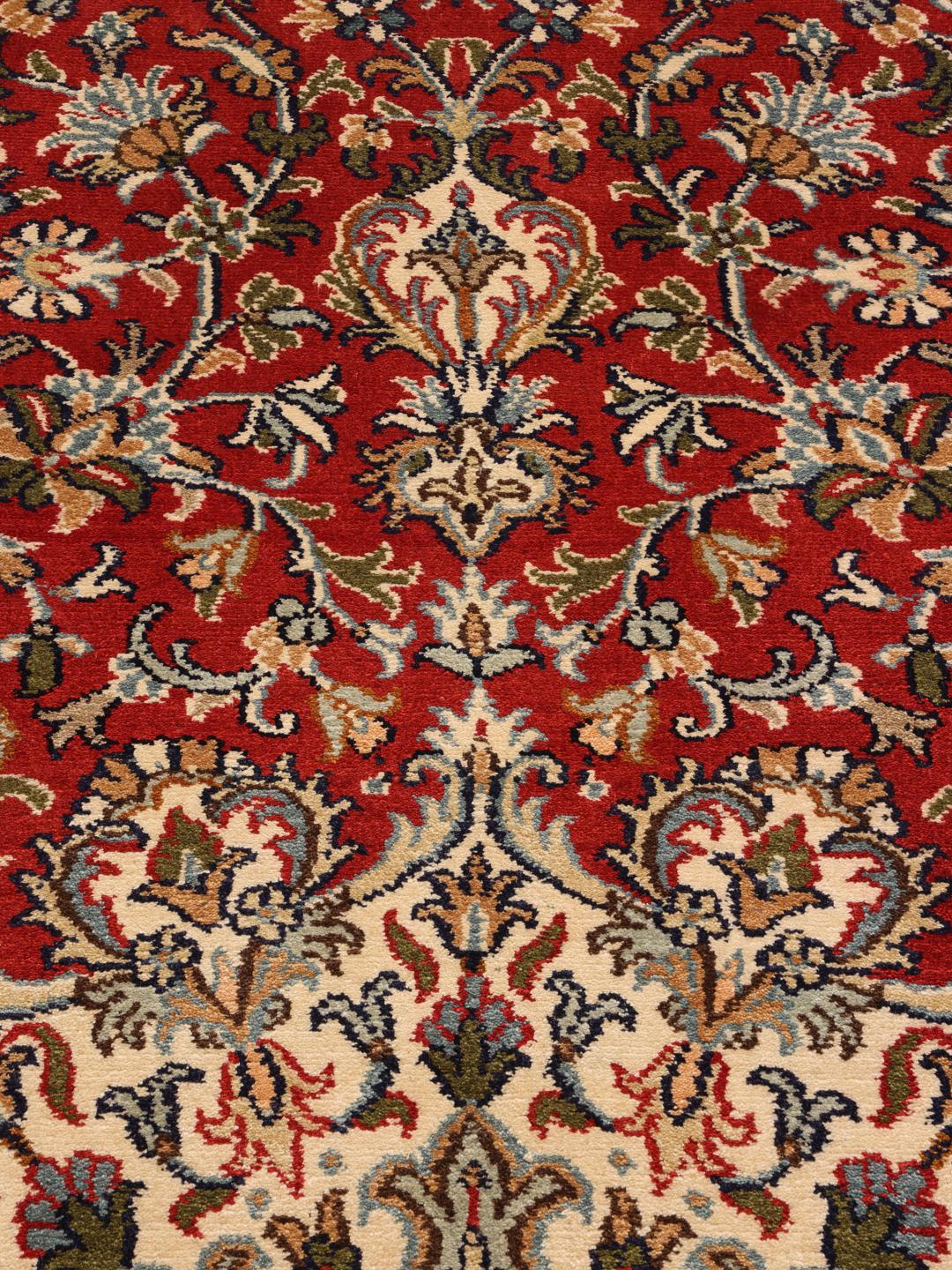 Kashmir Pure Silk håndknyttet tæppe fra Indien med et rødt og beige blomsterdesign