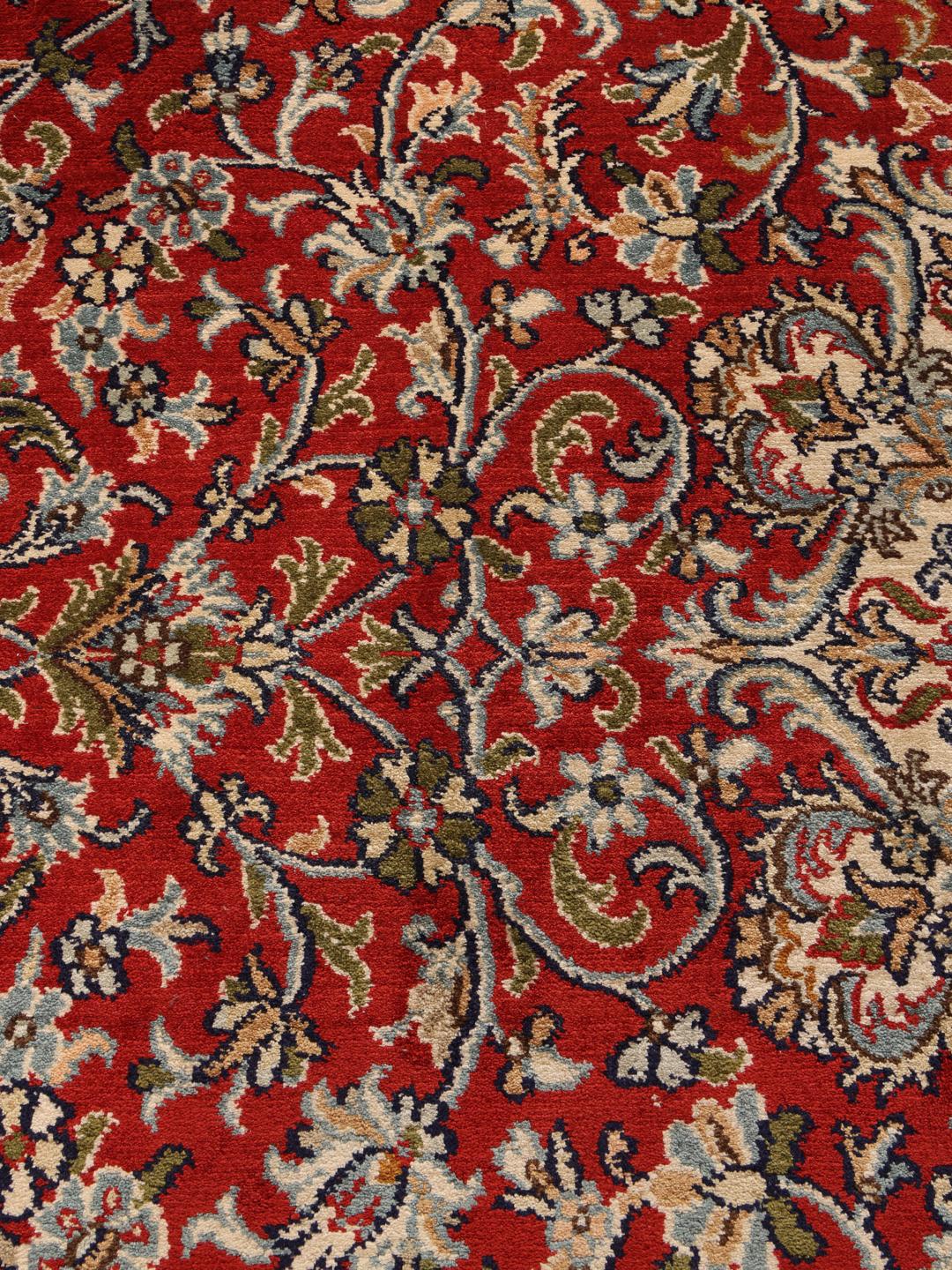 Kashmir Pure Silk håndknyttet tæppe fra Indien med et rødt og beige blomsterdesign