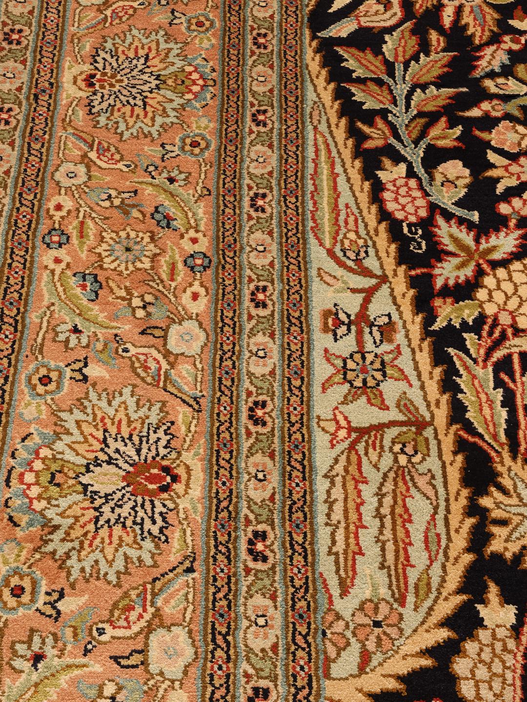 Et håndknyttet flerfarvet Kashmir-tæppe i silke fra Indien med en central vase og blomstermønster