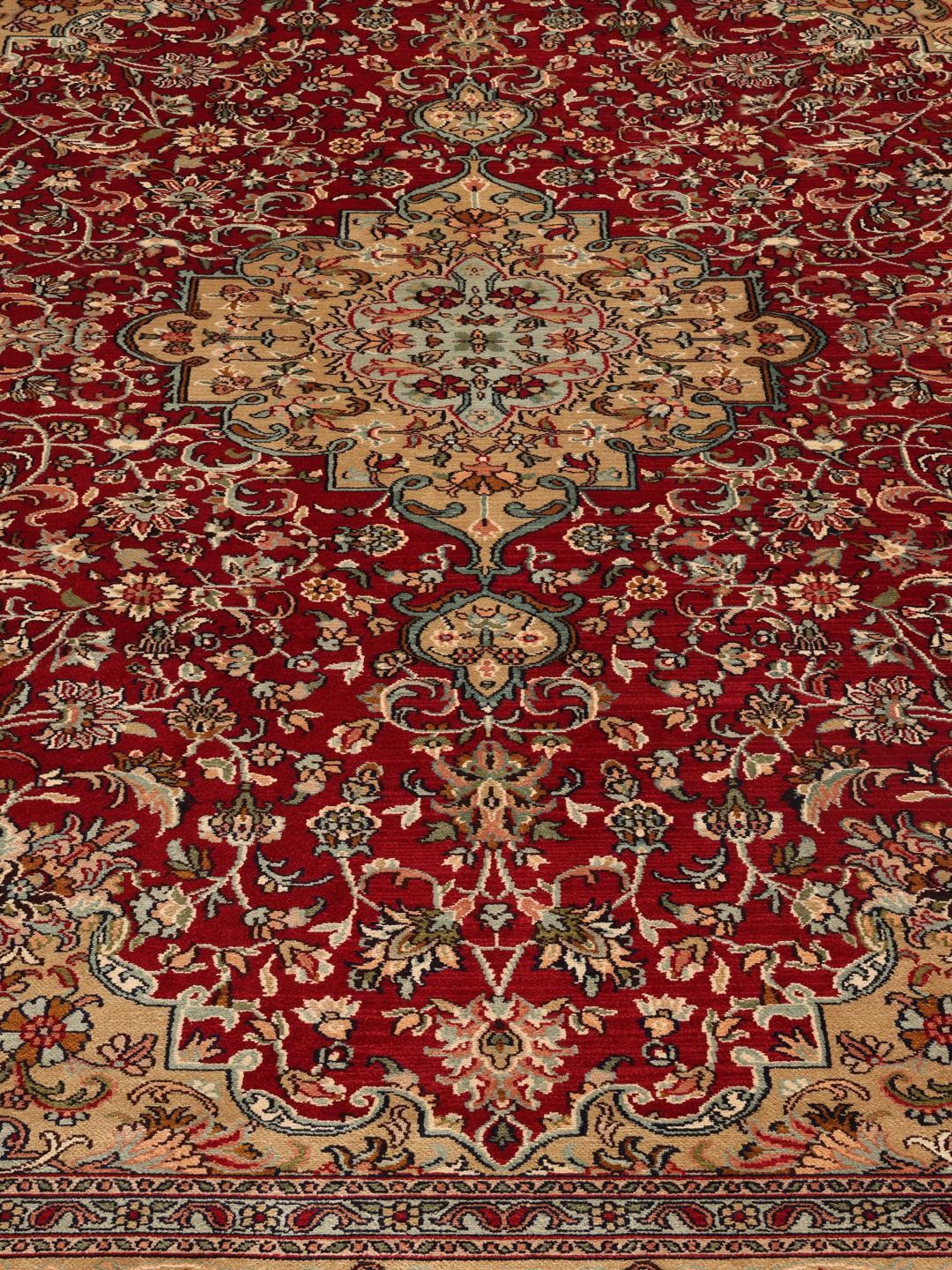 Håndknyttet Kashmir-silketæppe fra Indien med et rødt og beige blomstermedallion-mønster.