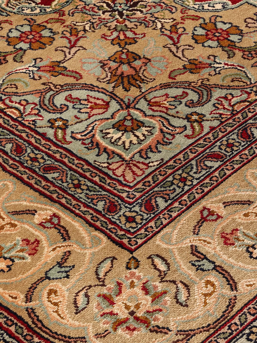 Håndknyttet Kashmir-silketæppe fra Indien med et rødt og beige blomstermedallion-mønster.