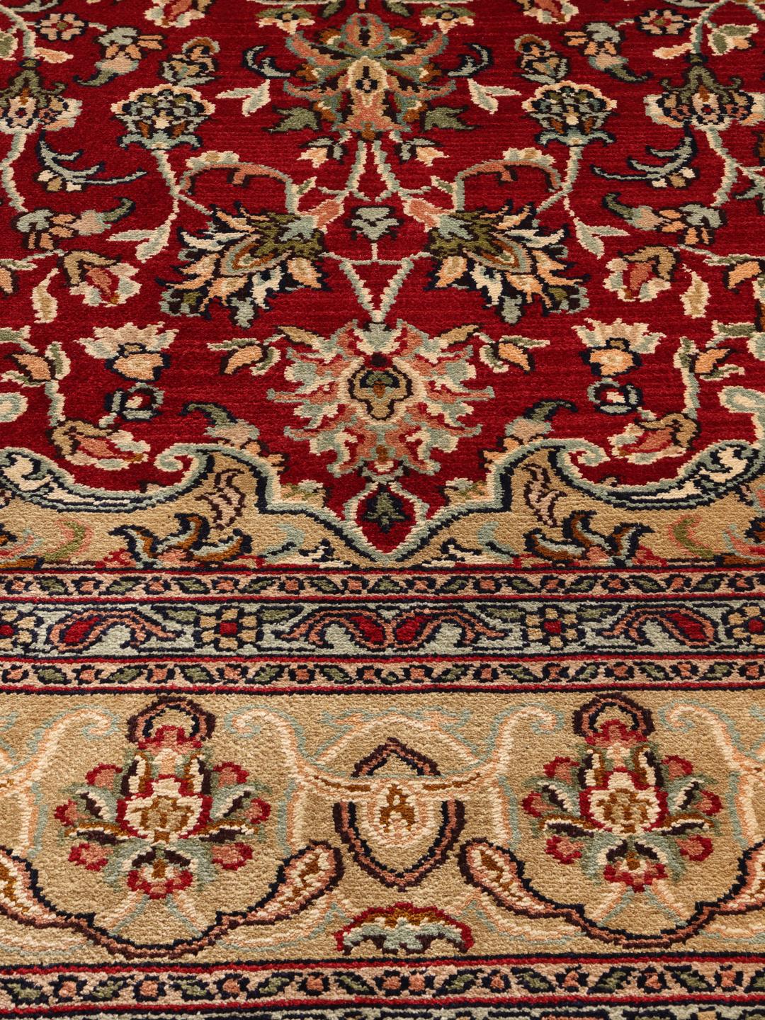 Håndknyttet Kashmir-silketæppe fra Indien med et rødt og beige blomstermedallion-mønster.