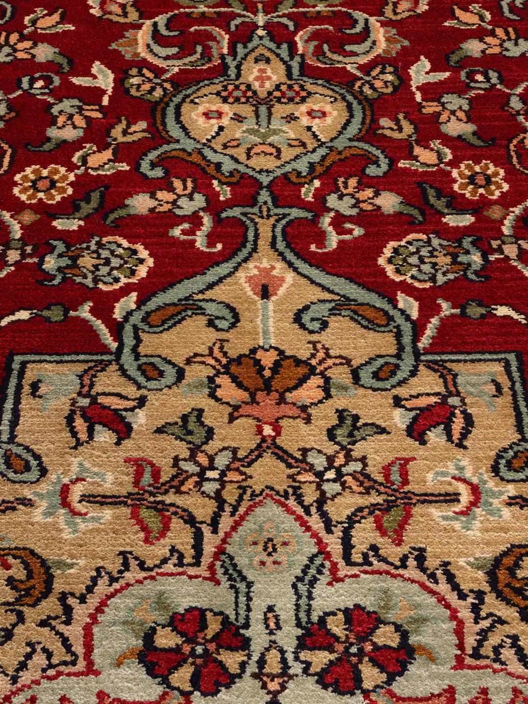Håndknyttet Kashmir-silketæppe fra Indien med et rødt og beige blomstermedallion-mønster.