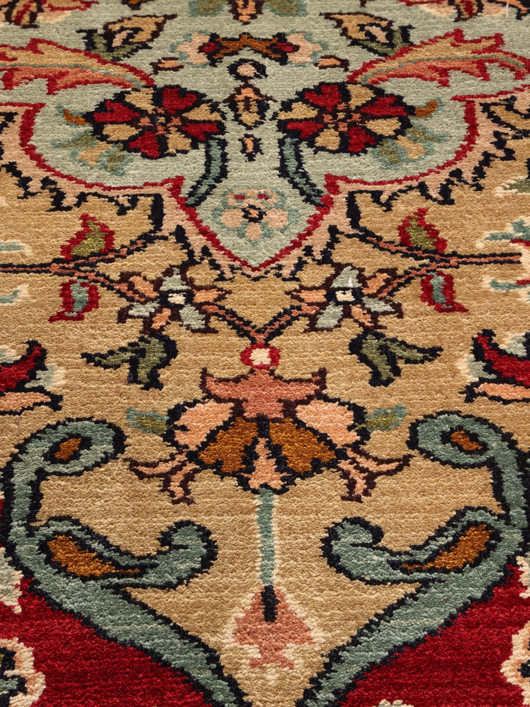 Håndknyttet Kashmir-silketæppe fra Indien med et rødt og beige blomstermedallion-mønster.