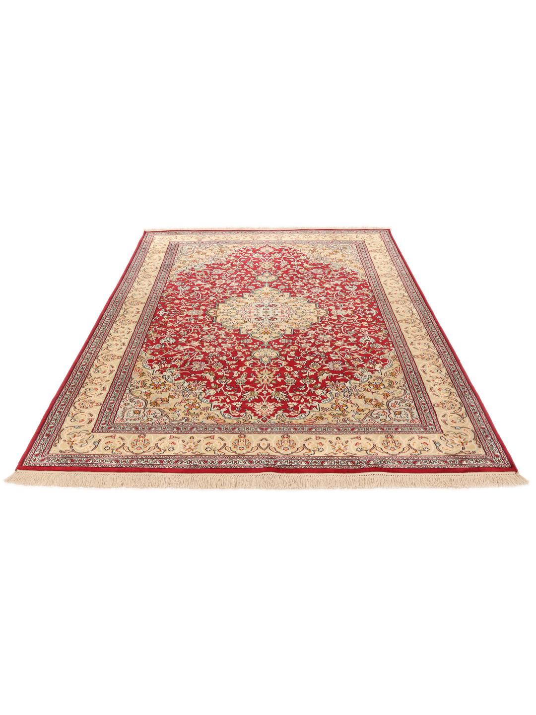 Håndknyttet Kashmir-silketæppe fra Indien med et rødt og beige blomstermedallion-mønster.