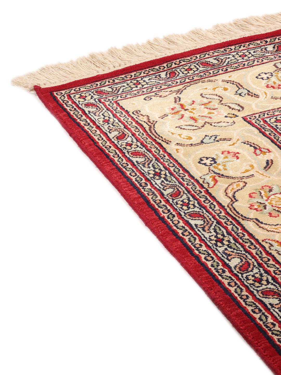 Håndknyttet Kashmir-silketæppe fra Indien med et rødt og beige blomstermedallion-mønster.