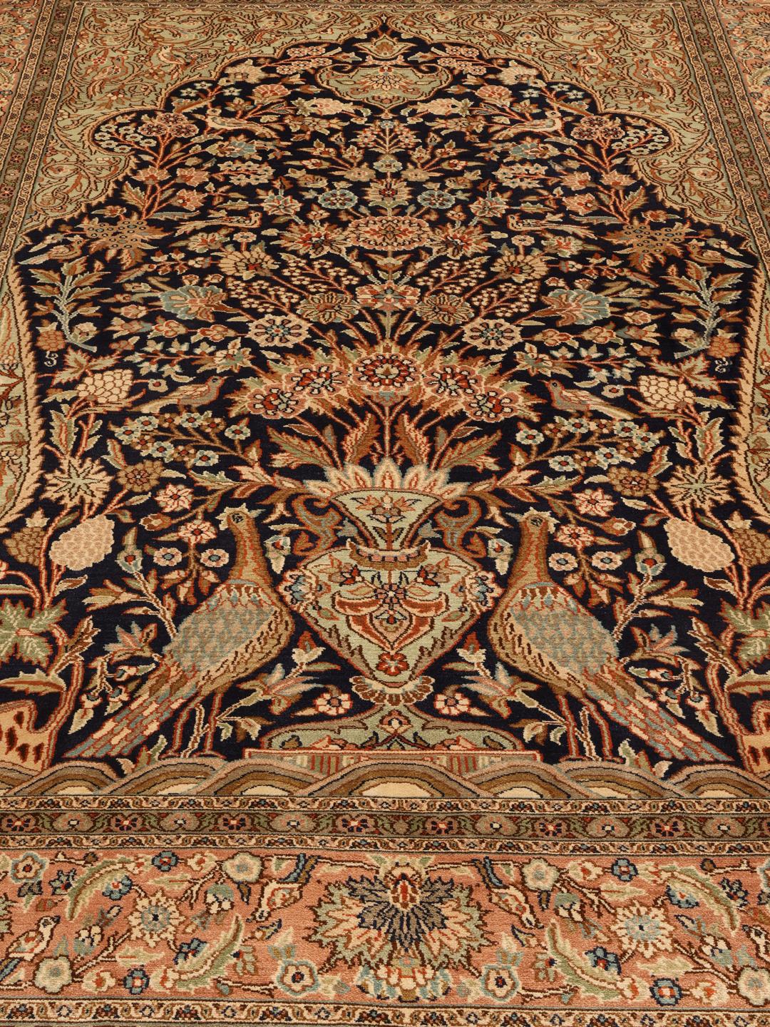 Håndknyttet Kashmir-tæppe fra Indien med en blå flade og blomstermotiver