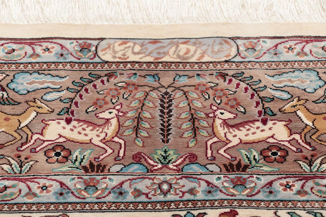 Handgeknoopt beige Ghom Kork/Zijde vloerkleed met een ingewikkelde Midden-Oosterse jachtscène