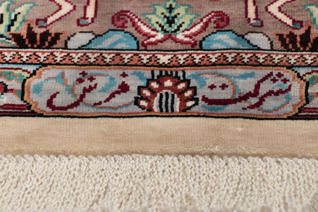 Handgeknoopt beige Ghom Kork/Zijde vloerkleed met een ingewikkelde Midden-Oosterse jachtscène