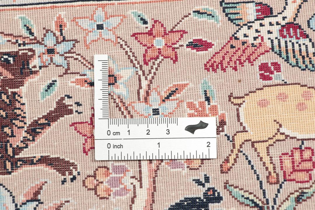 Handgeknoopt beige Ghom Kork/Zijde vloerkleed met een ingewikkelde Midden-Oosterse jachtscène