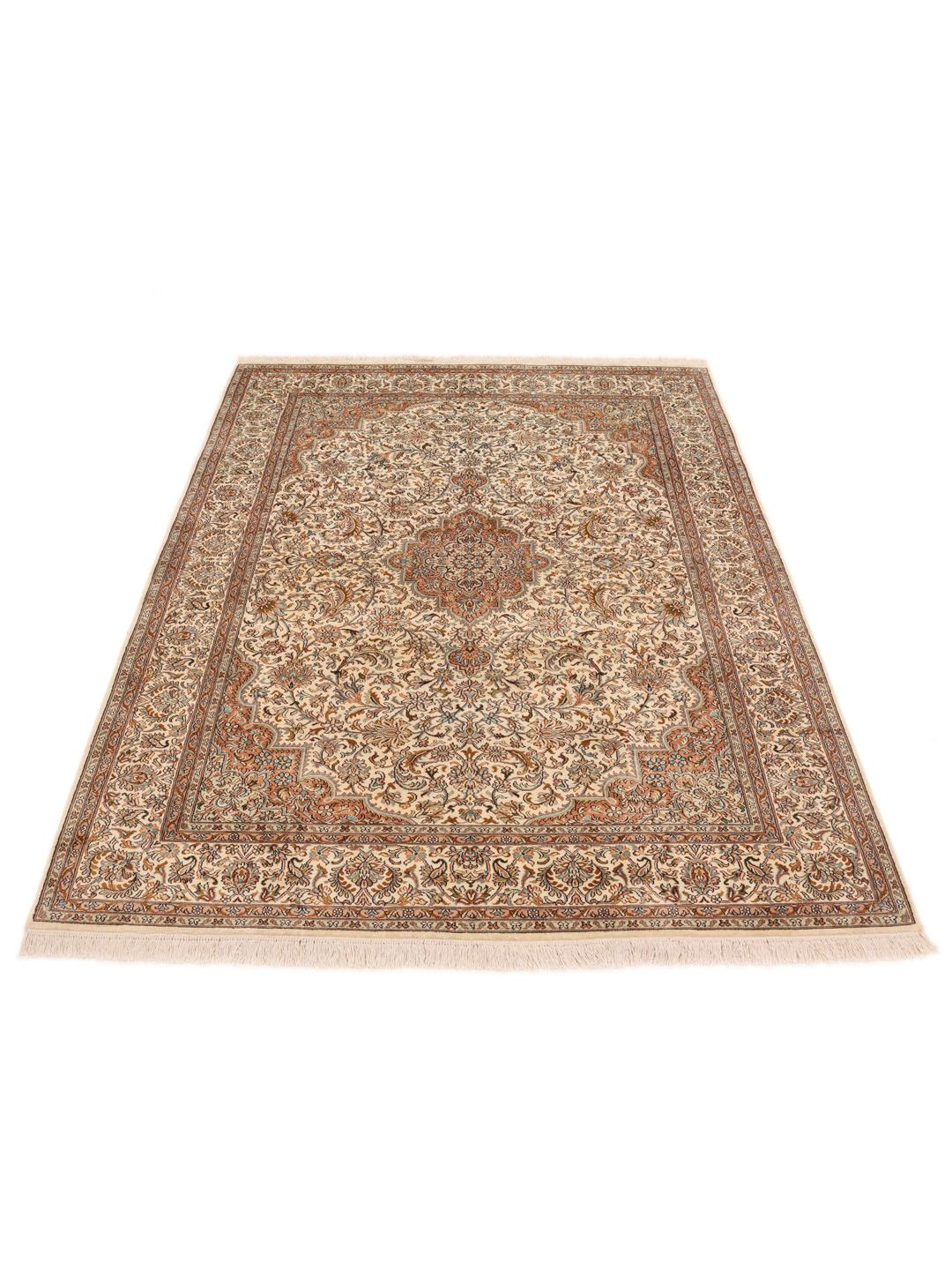 Håndknyttet Kashmir-silketæppe fra Indien med en beige baggrund og indviklede blomstermotiver