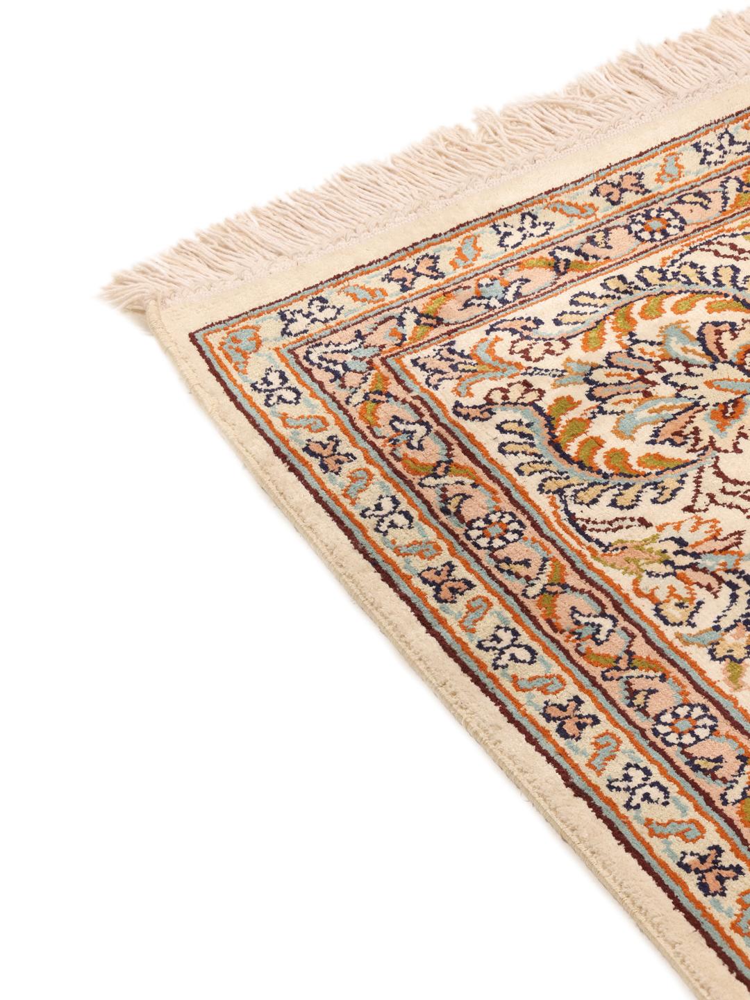 Håndknyttet Kashmir-silketæppe fra Indien med en beige baggrund og indviklede blomstermotiver