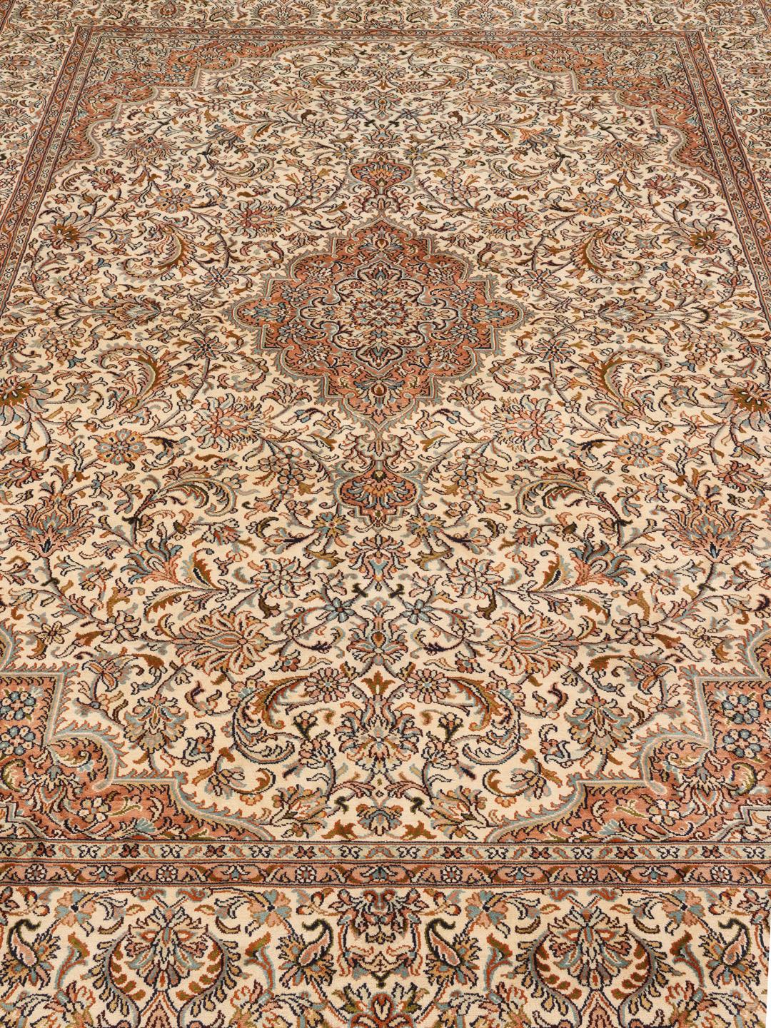 Håndknyttet Kashmir-silketæppe fra Indien med en beige baggrund og indviklede blomstermotiver