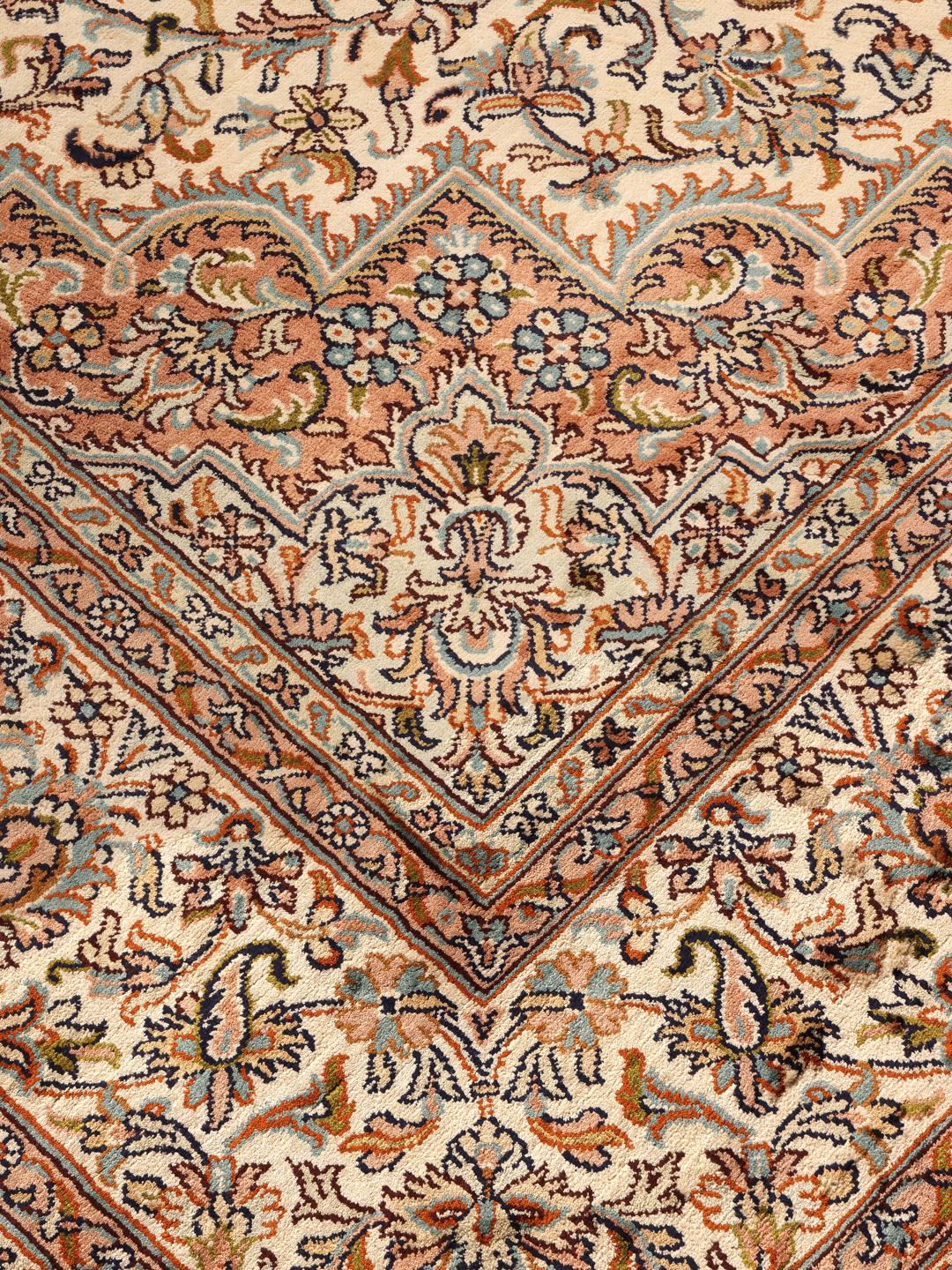 Håndknyttet Kashmir-silketæppe fra Indien med en beige baggrund og indviklede blomstermotiver