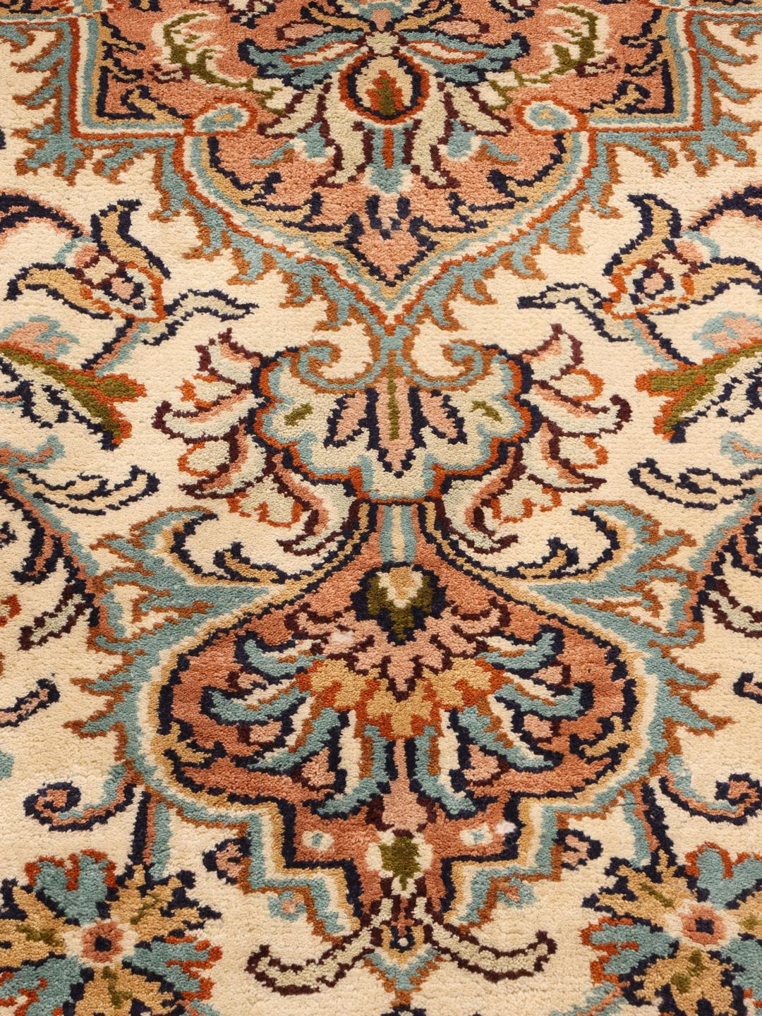 Håndknyttet Kashmir-silketæppe fra Indien med en beige baggrund og indviklede blomstermotiver