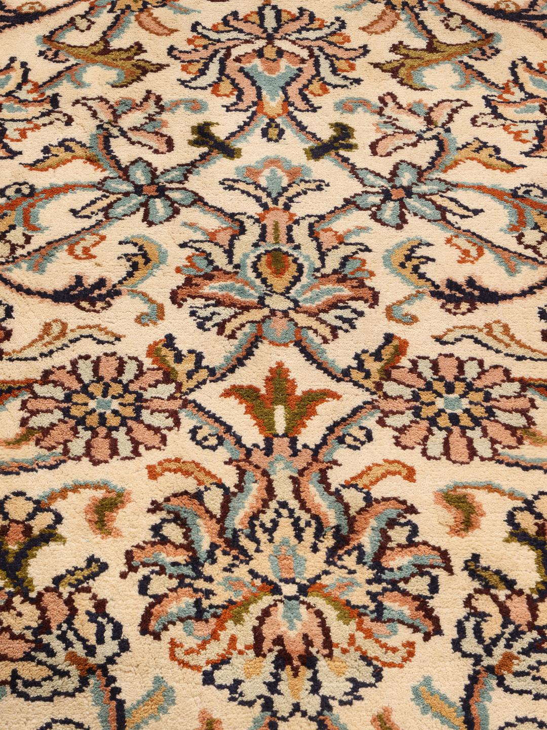 Håndknyttet Kashmir-silketæppe fra Indien med en beige baggrund og indviklede blomstermotiver