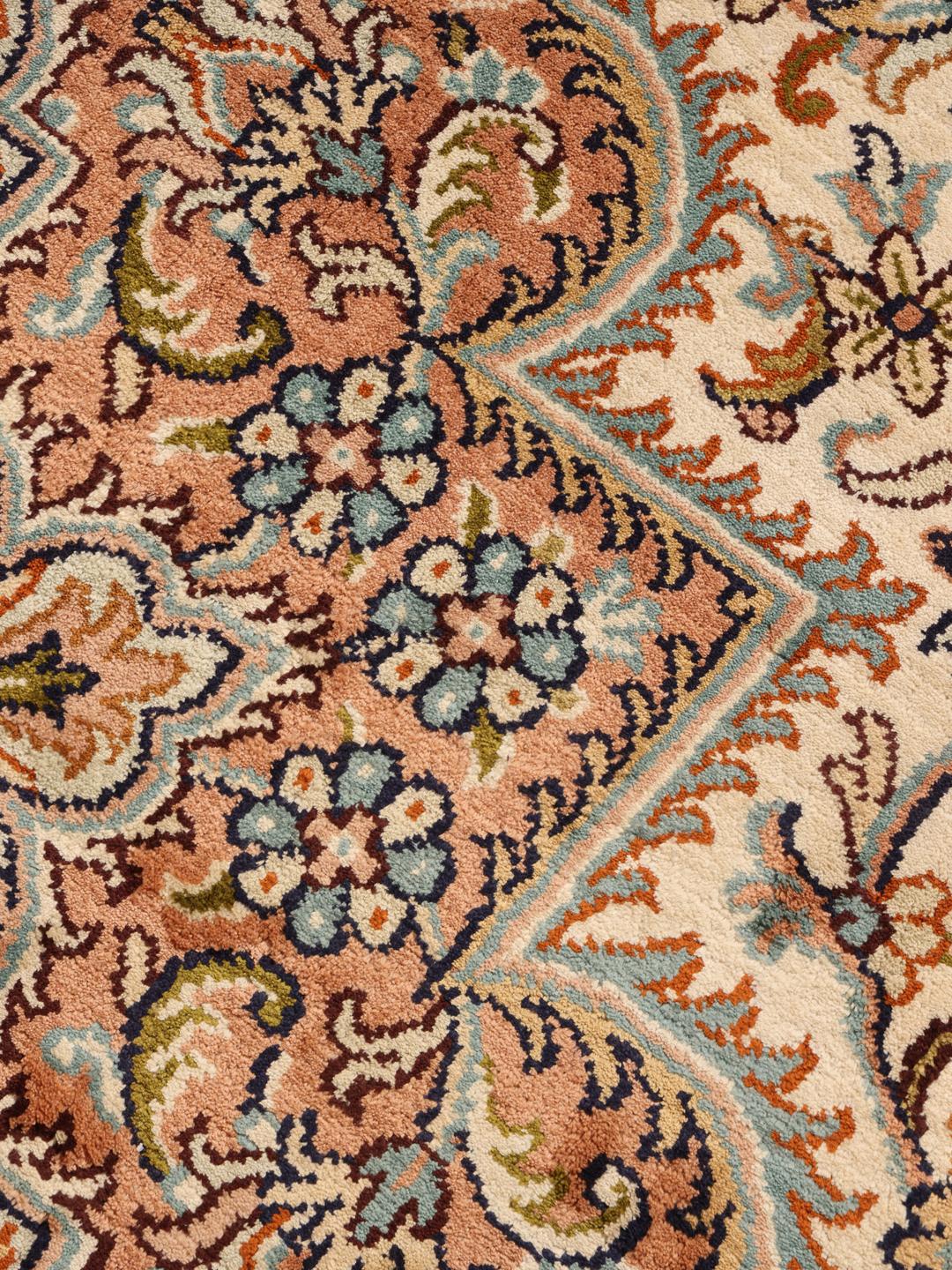 Håndknyttet Kashmir-silketæppe fra Indien med en beige baggrund og indviklede blomstermotiver