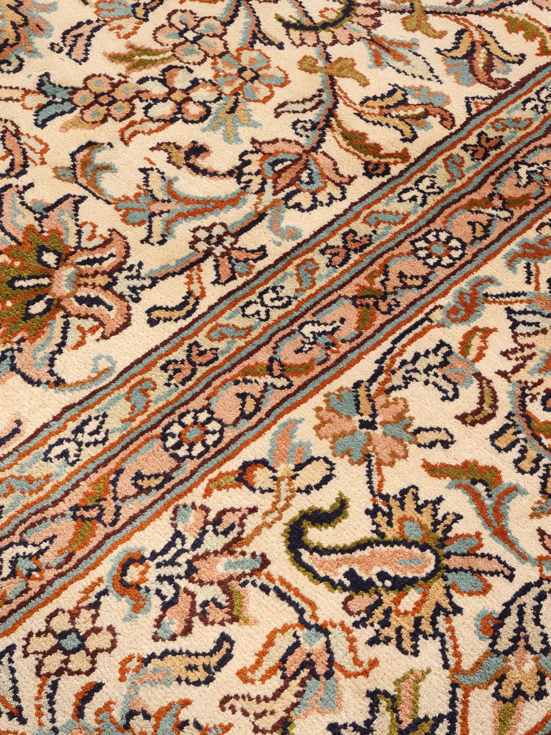Håndknyttet Kashmir-silketæppe fra Indien med en beige baggrund og indviklede blomstermotiver