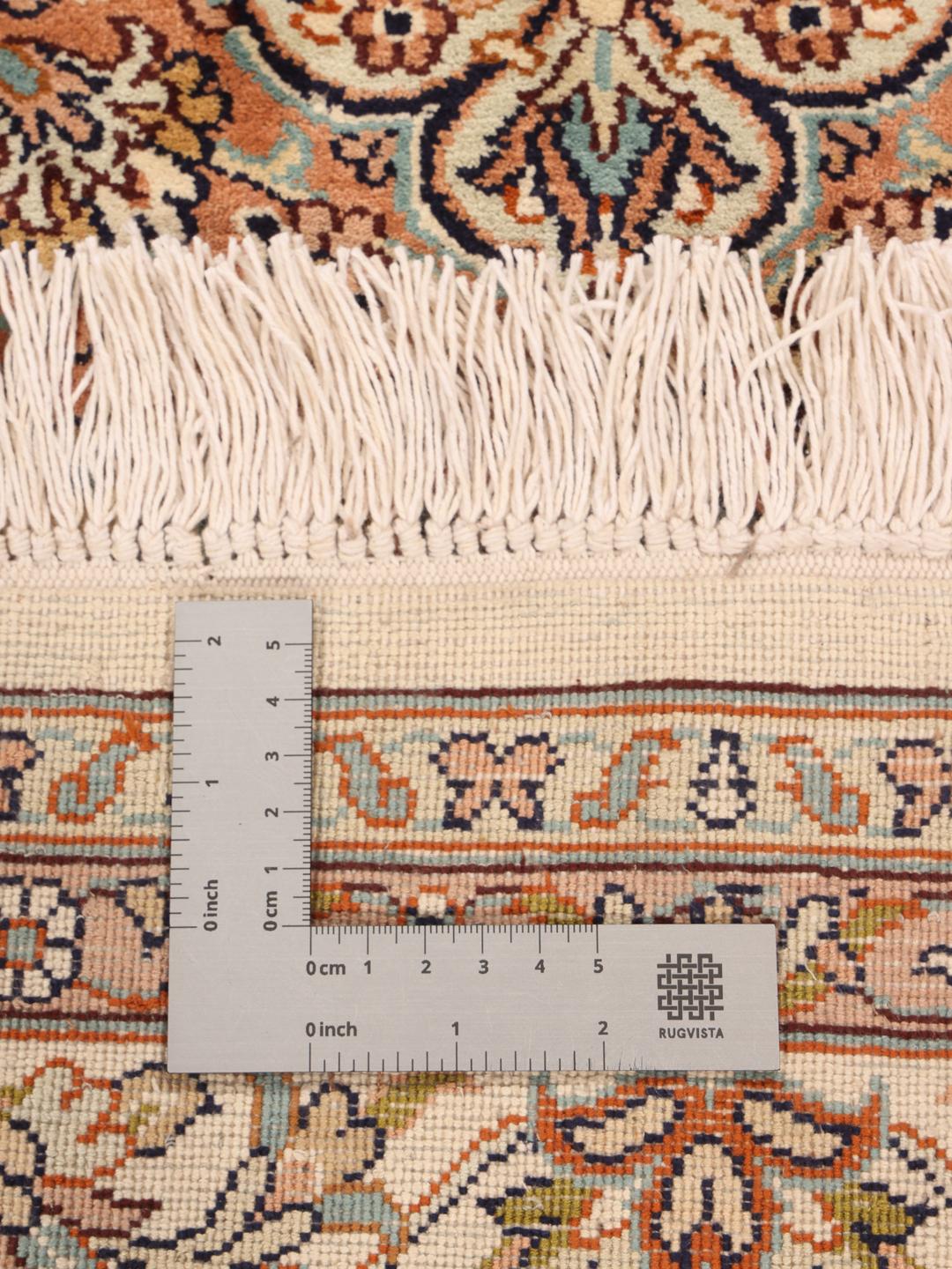 Håndknyttet Kashmir-silketæppe fra Indien med en beige baggrund og indviklede blomstermotiver