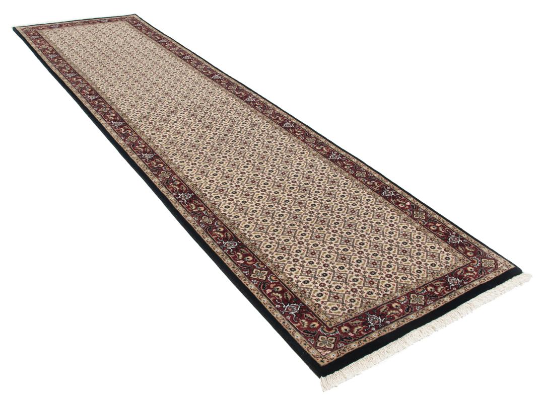 En håndlavet Moud løber med beige felt og røde kanter fra Indien