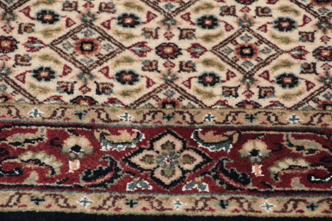 En håndlavet Moud løber med beige felt og røde kanter fra Indien