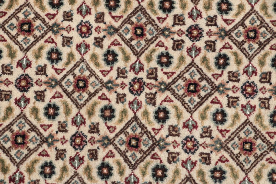 En håndlavet Moud løber med beige felt og røde kanter fra Indien