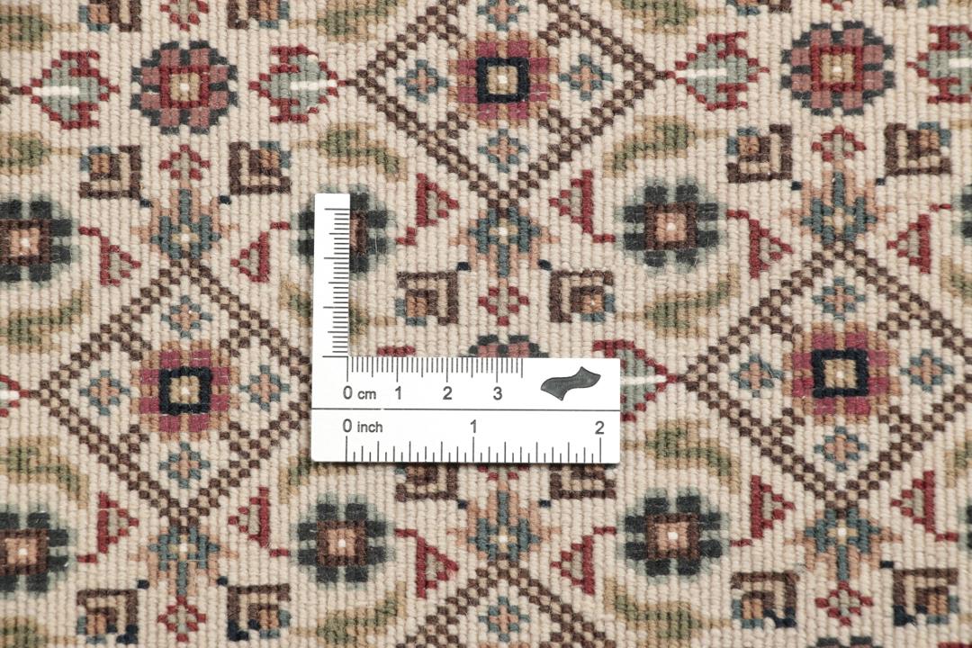 En håndlavet Moud løber med beige felt og røde kanter fra Indien