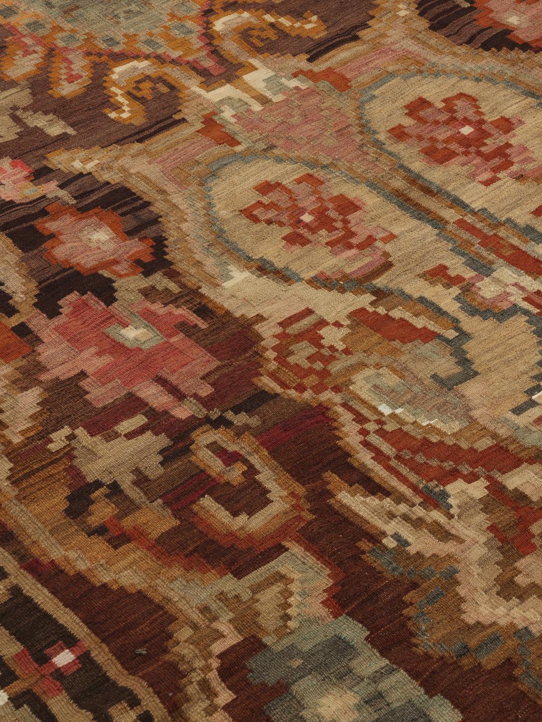 Håndvævet moldavisk rose-kilim-tæppe i brun med blomstermønstre