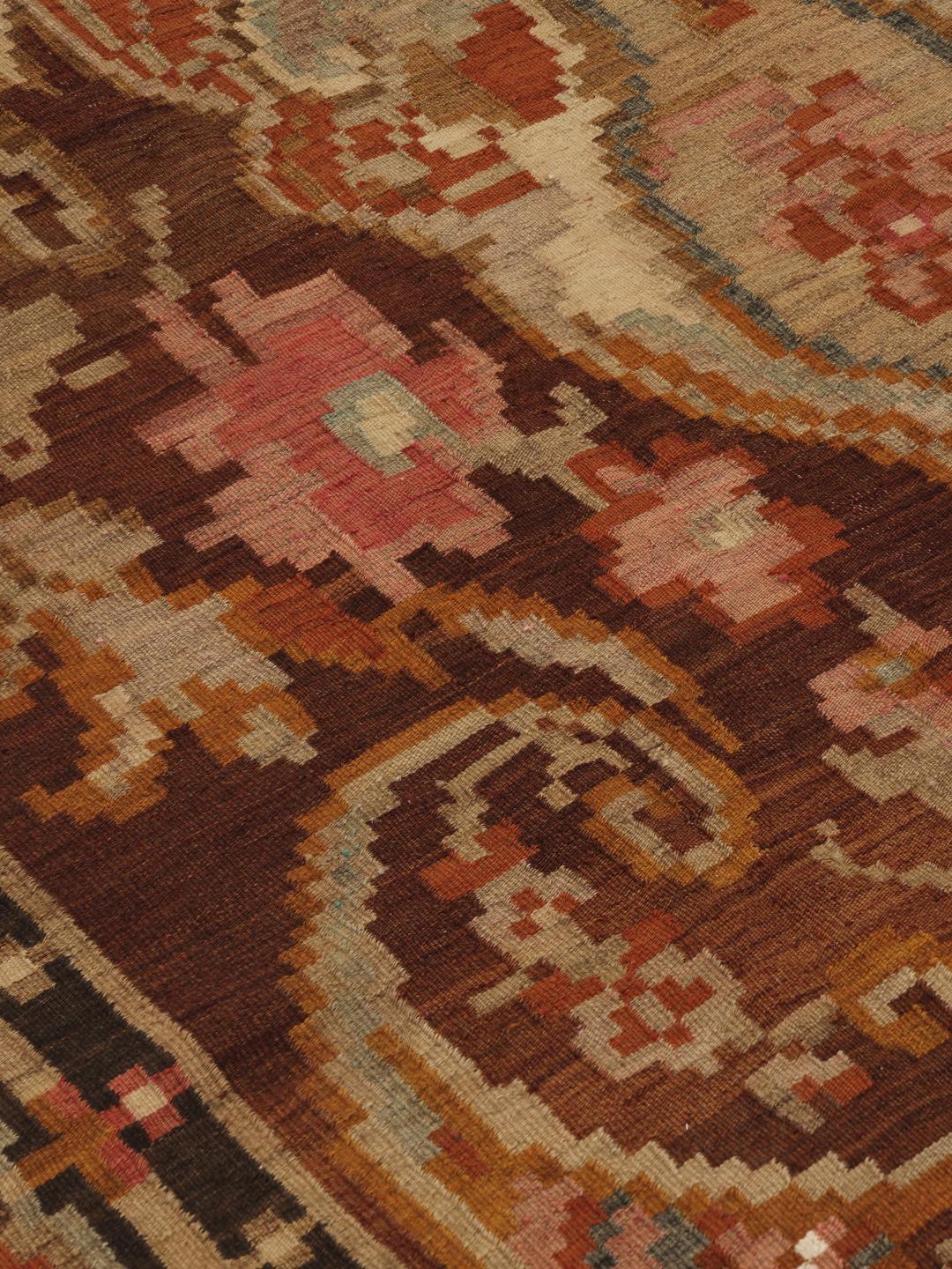 Håndvævet moldavisk rose-kilim-tæppe i brun med blomstermønstre