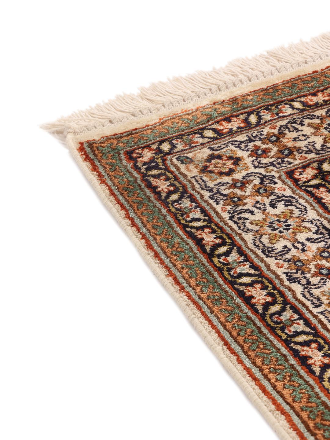 Een rechthoekig, met de hand geknoopt Kashmir zijden tapijt uit India met een veelkleurig bloemenpaneelontwerp.