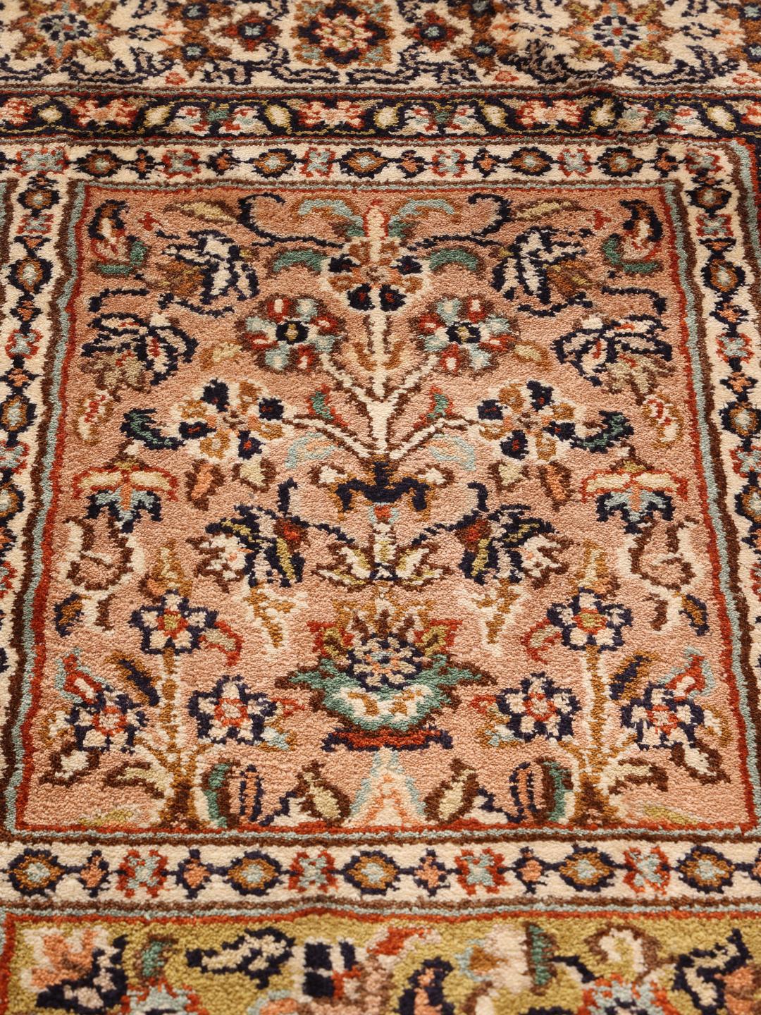 Een rechthoekig, met de hand geknoopt Kashmir zijden tapijt uit India met een veelkleurig bloemenpaneelontwerp.