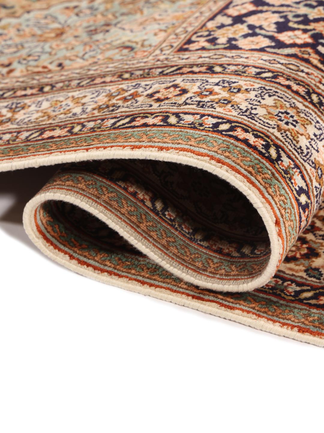 Een rechthoekig, met de hand geknoopt Kashmir zijden tapijt uit India met een veelkleurig bloemenpaneelontwerp.
