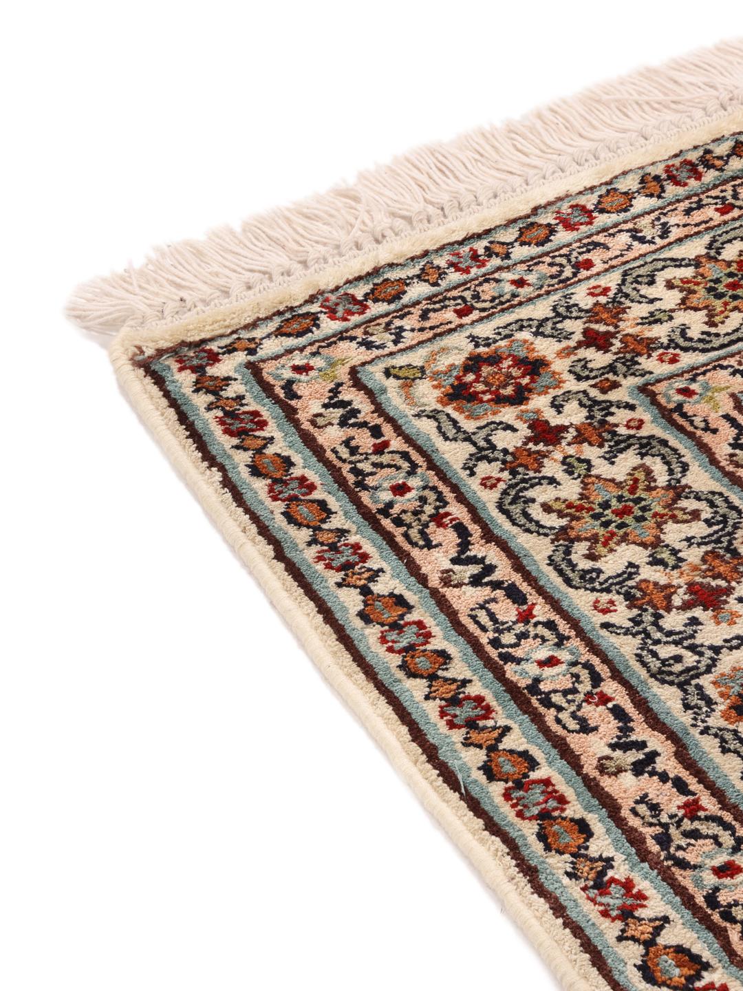 Handgeknoopt Kashmir zijden tapijt uit India met een multicolor bloemenpaneelontwerp.