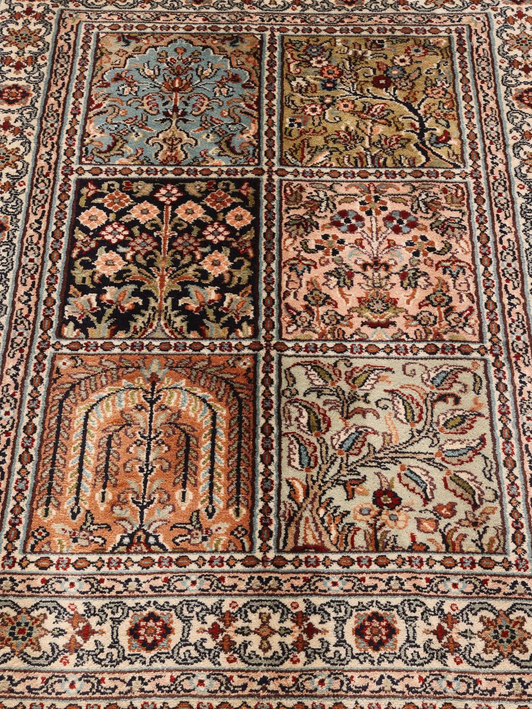 Handgeknoopt Kashmir zijden tapijt uit India met een multicolor bloemenpaneelontwerp.