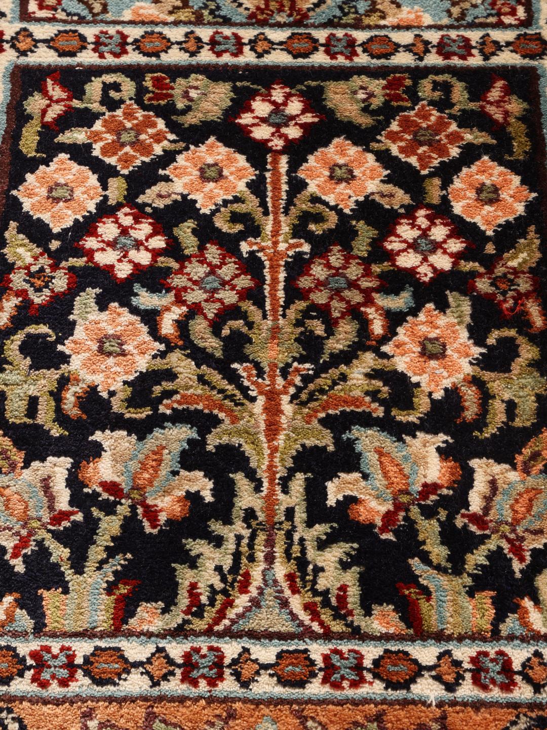 Handgeknoopt Kashmir zijden tapijt uit India met een multicolor bloemenpaneelontwerp.
