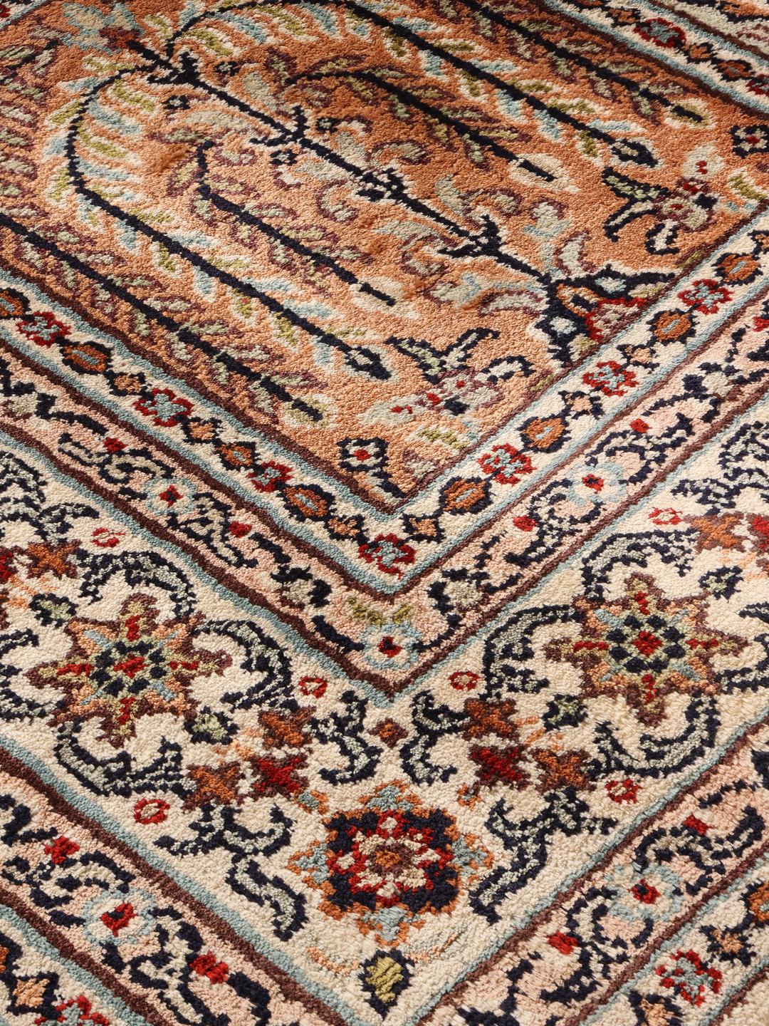 Handgeknoopt Kashmir zijden tapijt uit India met een multicolor bloemenpaneelontwerp.