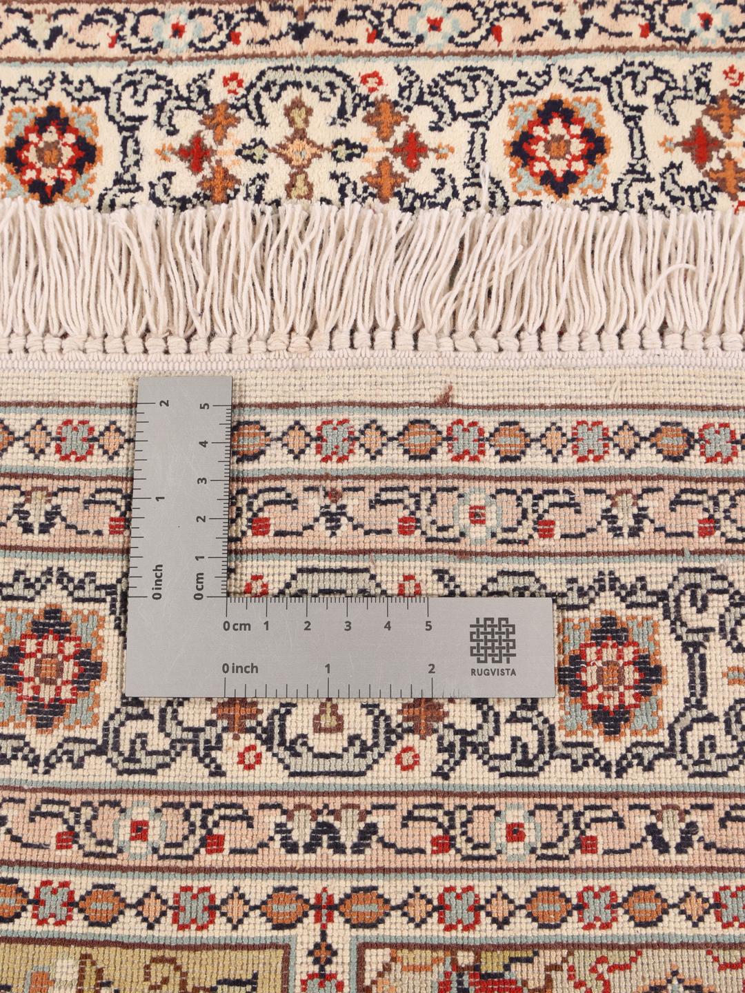 Handgeknoopt Kashmir zijden tapijt uit India met een multicolor bloemenpaneelontwerp.