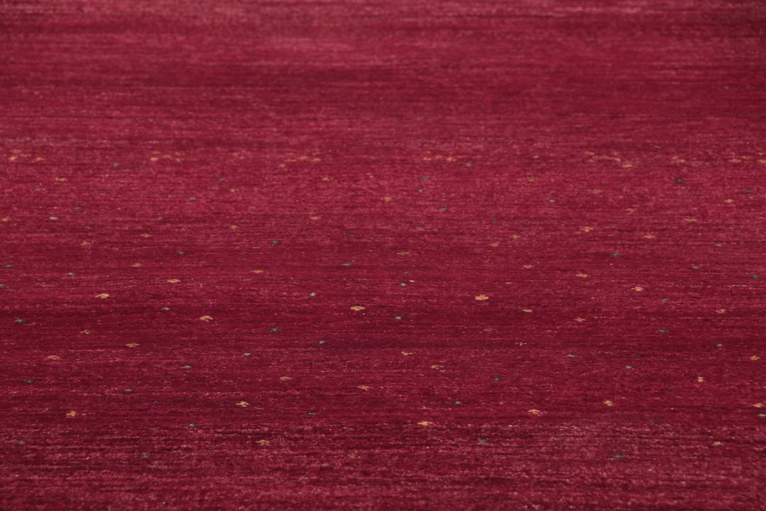 Długi, ręcznie wiązany chodnik z Indii w głębokim, nasyconym ciemnoczerwonym kolorze z wełny.