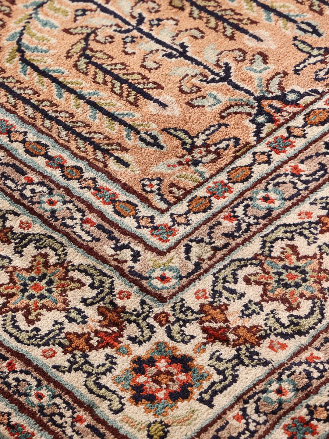 Een rechthoekig Kashmir zijden tapijt uit India met een meerkleurig bloemenpatroon in panelen.