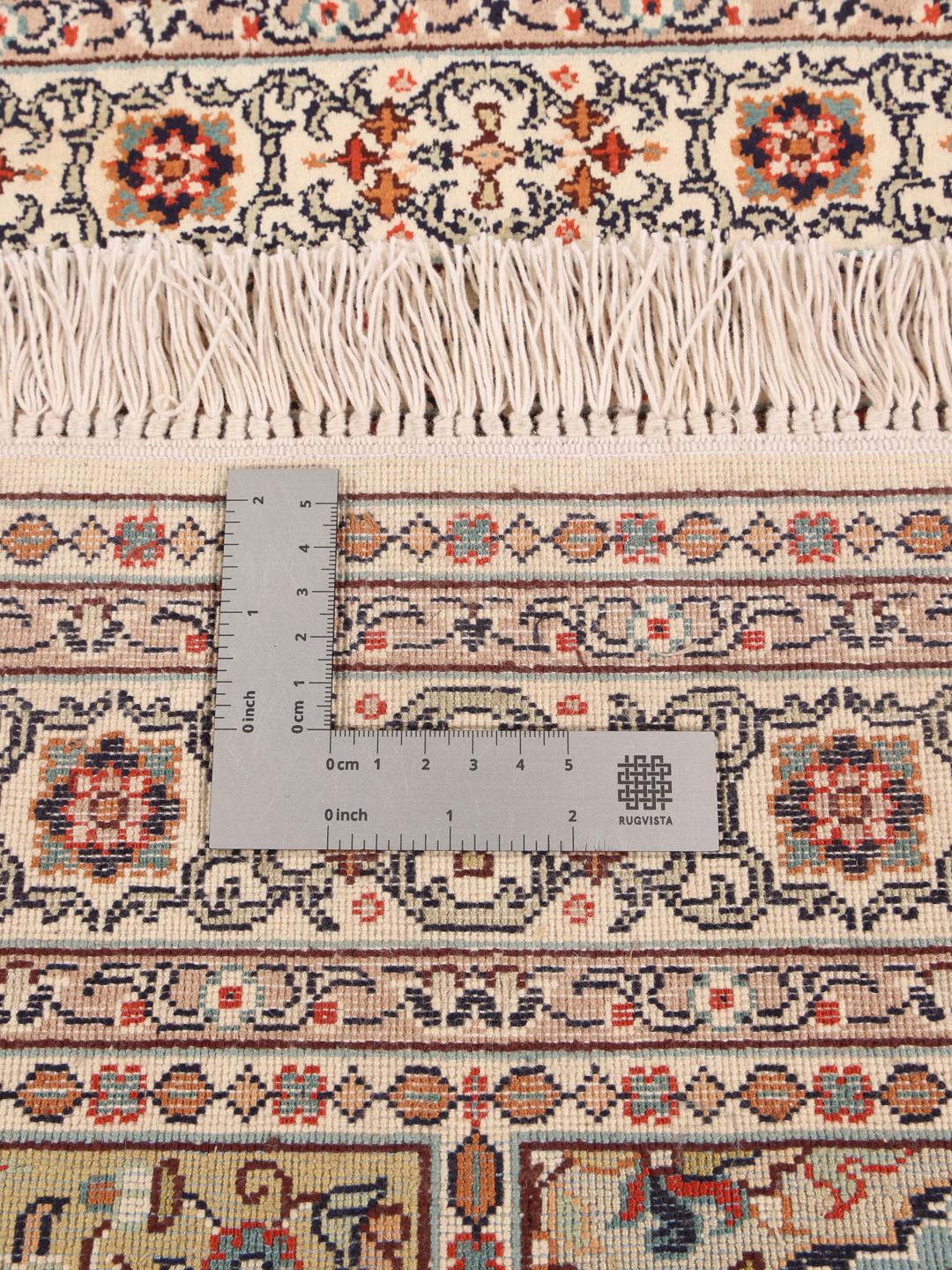 Een handgeknoopt Indiaas Kashmir zijden tapijt met een veelkleurig bloemenpatroon en opvallende panelen.