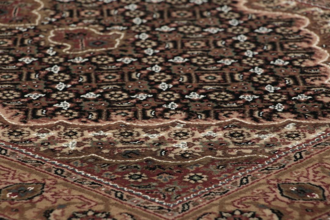 Chodnik Tabriz z Indii w kolorze ciemnobrązowym z ozdobnymi wzorami