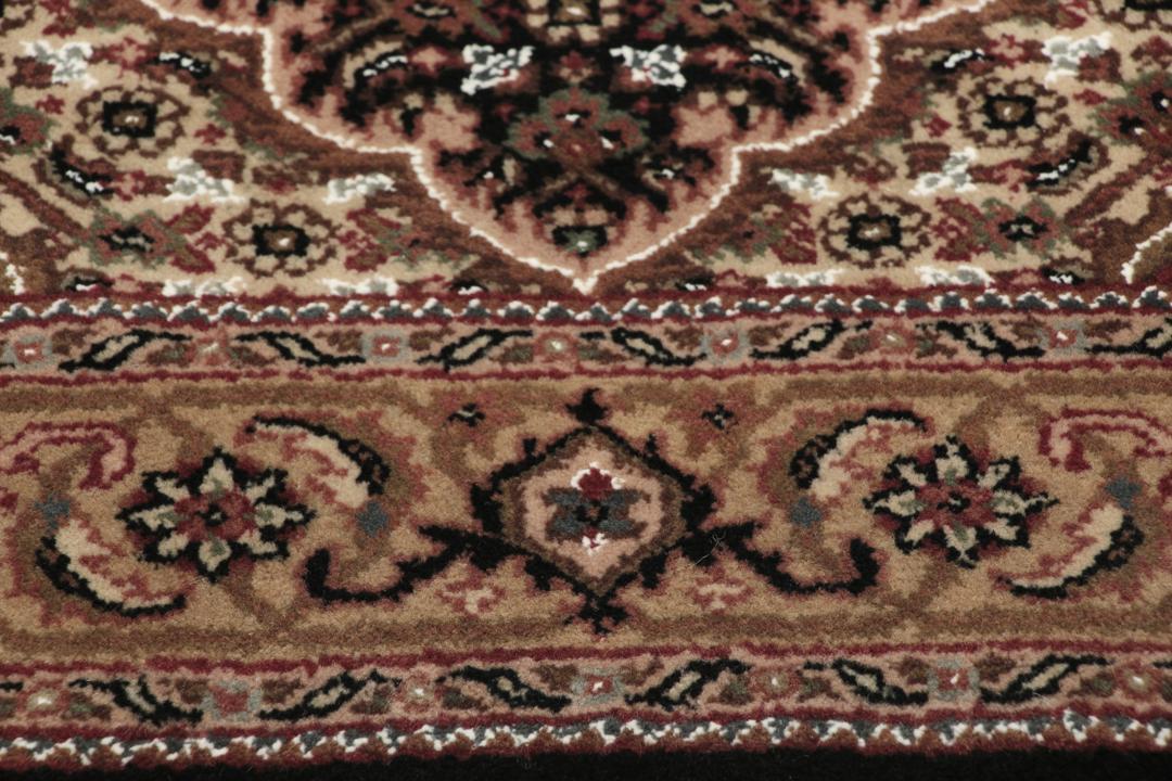 Chodnik Tabriz z Indii w kolorze ciemnobrązowym z ozdobnymi wzorami