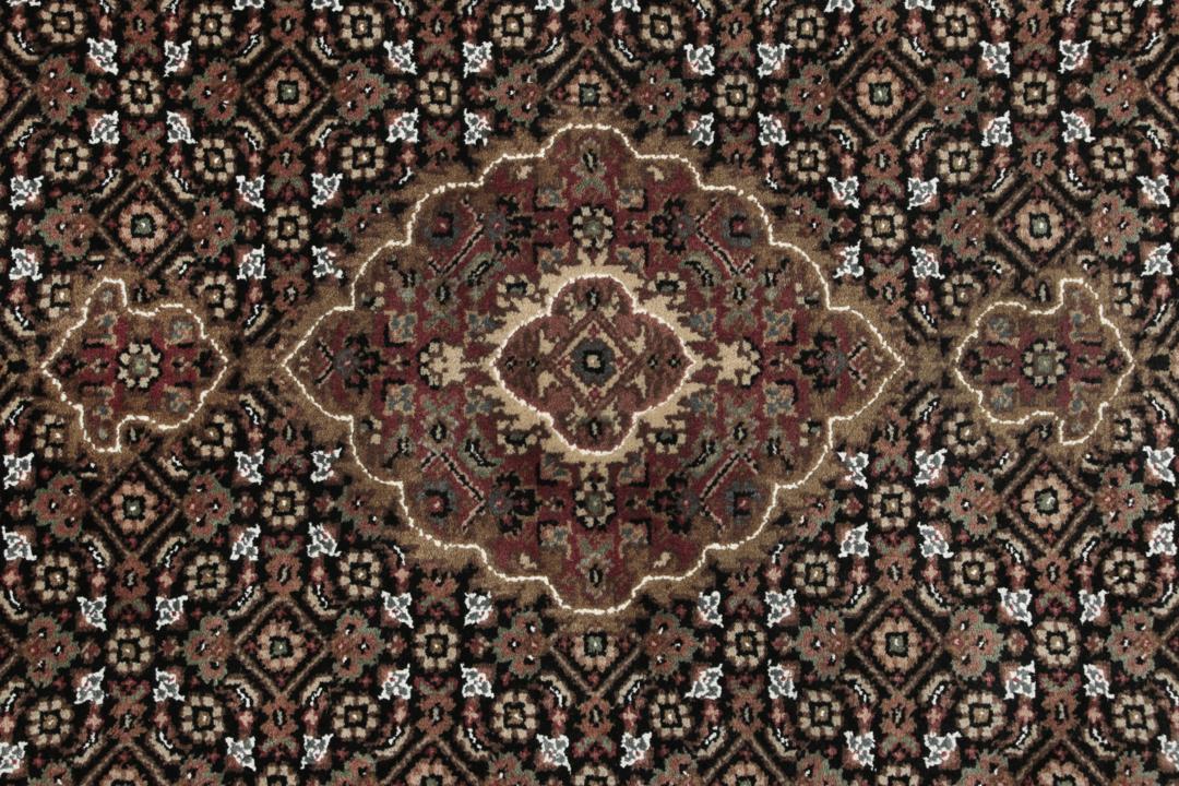 Chodnik Tabriz z Indii w kolorze ciemnobrązowym z ozdobnymi wzorami
