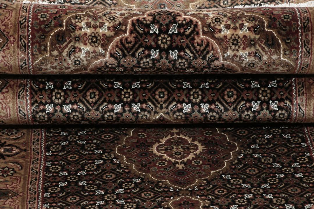 Chodnik Tabriz z Indii w kolorze ciemnobrązowym z ozdobnymi wzorami