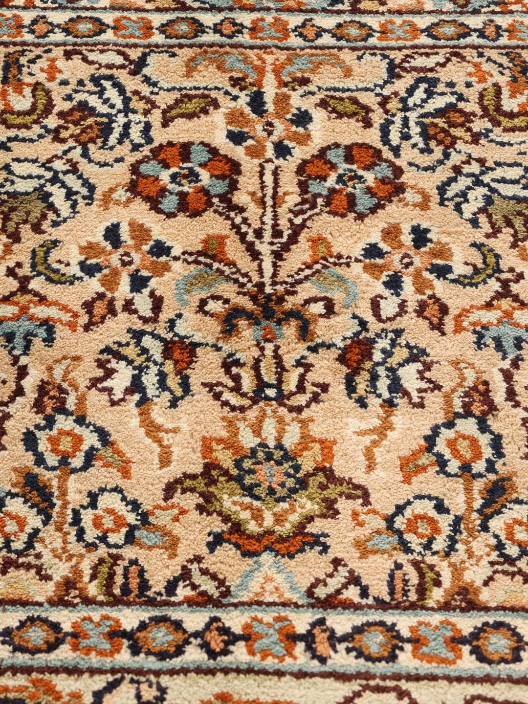 Et håndknyttet Kashmir-silketæppe fra Indien med et flerfarvet paneldesign med blomster.