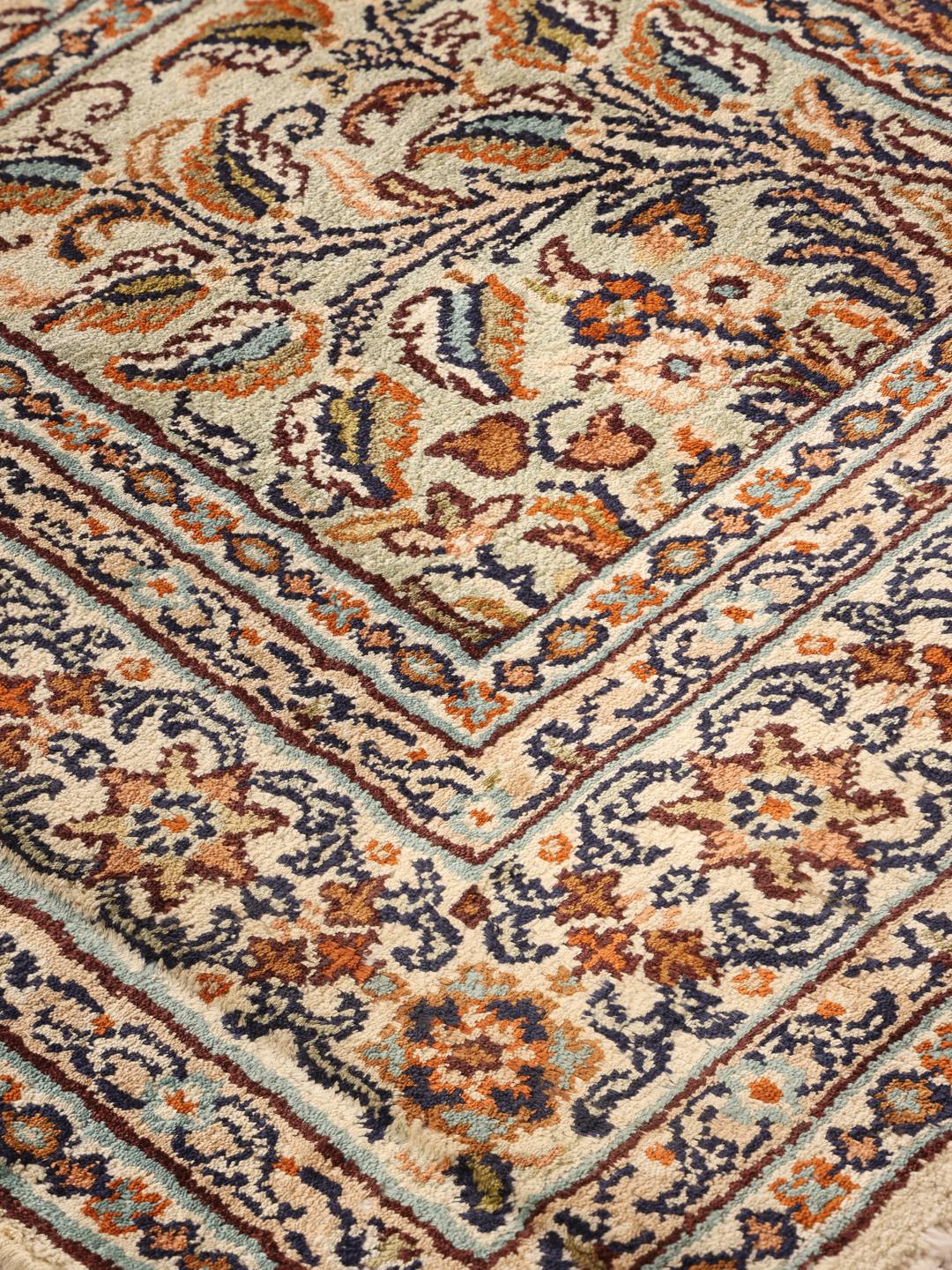 Et håndknyttet Kashmir-silketæppe fra Indien med et flerfarvet paneldesign med blomster.